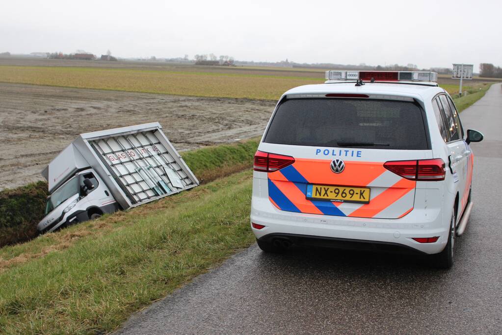Bestelbus met glas belandt in sloot