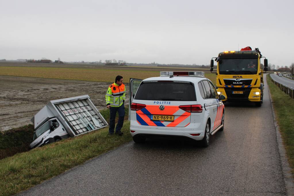 Bestelbus met glas belandt in sloot