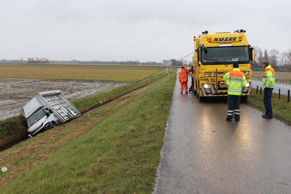 Bestelbus met glas belandt in sloot