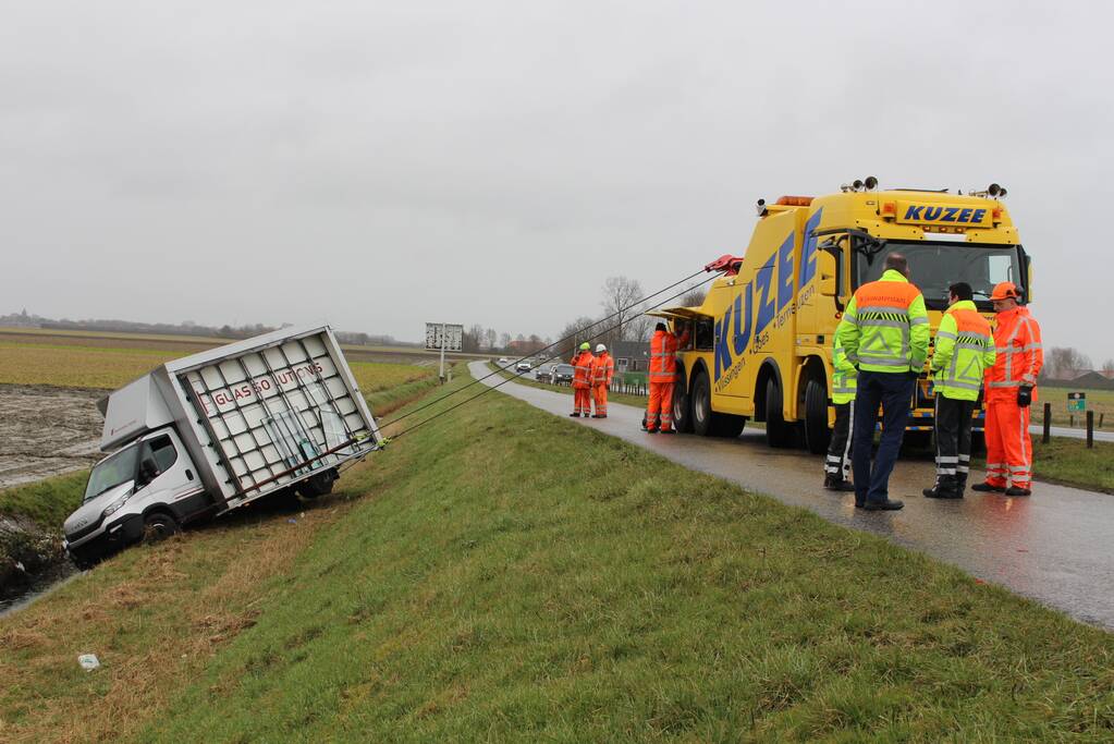 Bestelbus met glas belandt in sloot
