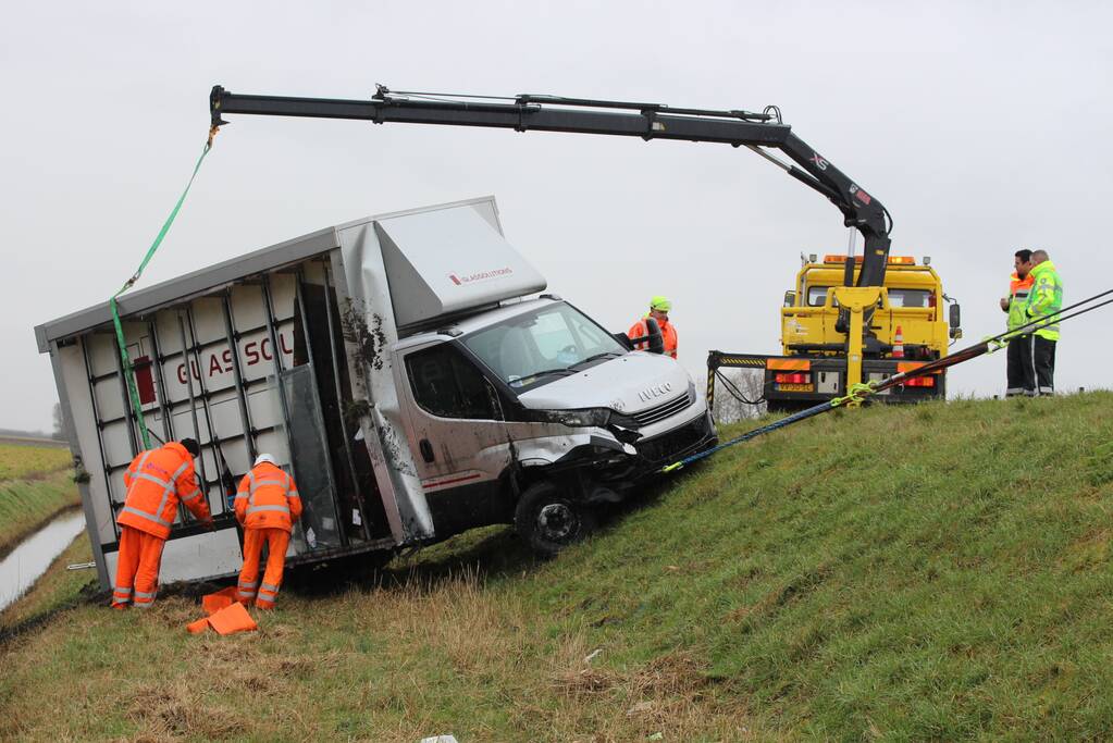 Bestelbus met glas belandt in sloot