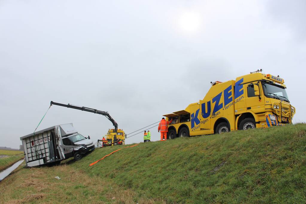 Bestelbus met glas belandt in sloot