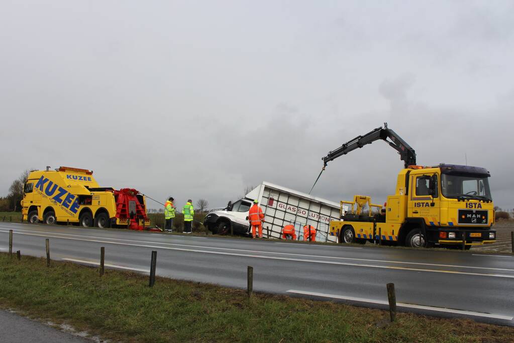 Bestelbus met glas belandt in sloot