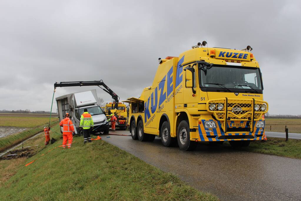 Bestelbus met glas belandt in sloot