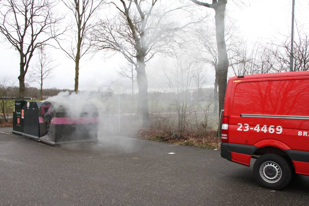 Veel rook bij brand in plastic container