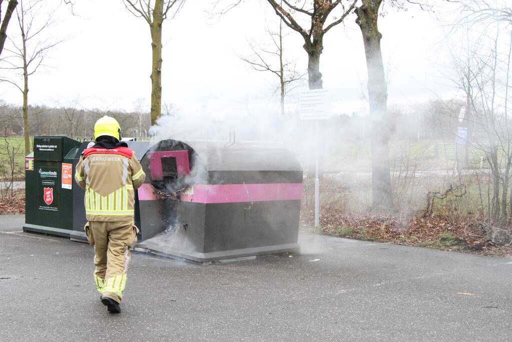 Veel rook bij brand in plastic container