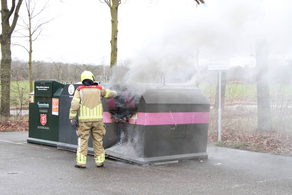 Veel rook bij brand in plastic container