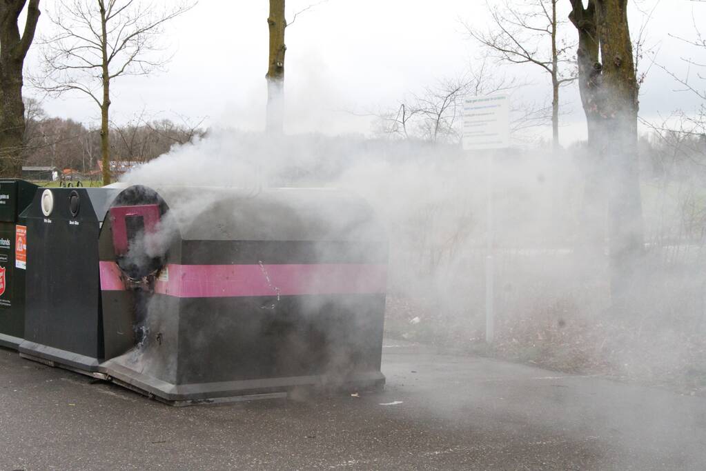 Veel rook bij brand in plastic container
