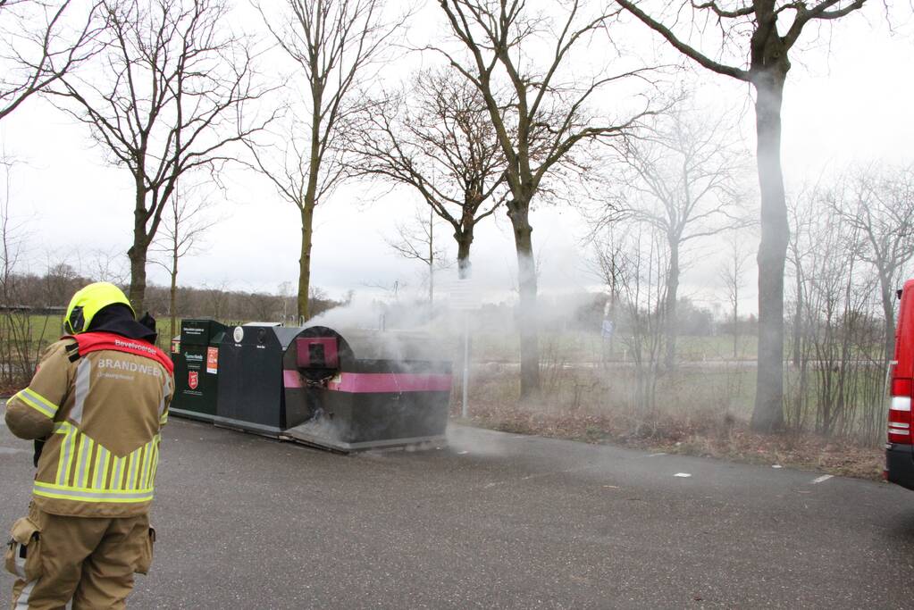 Veel rook bij brand in plastic container