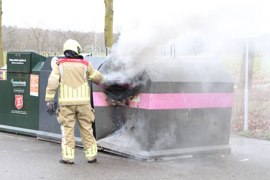Veel rook bij brand in plastic container