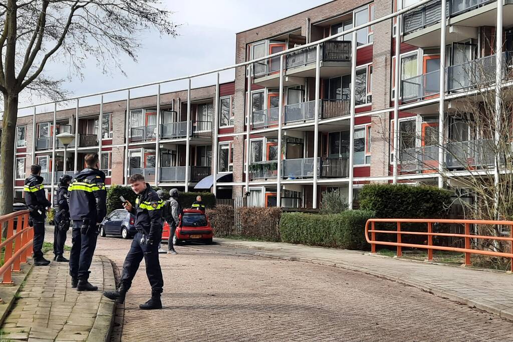 Arrestatieteam haalt persoon met verward gedrag uit de woning
