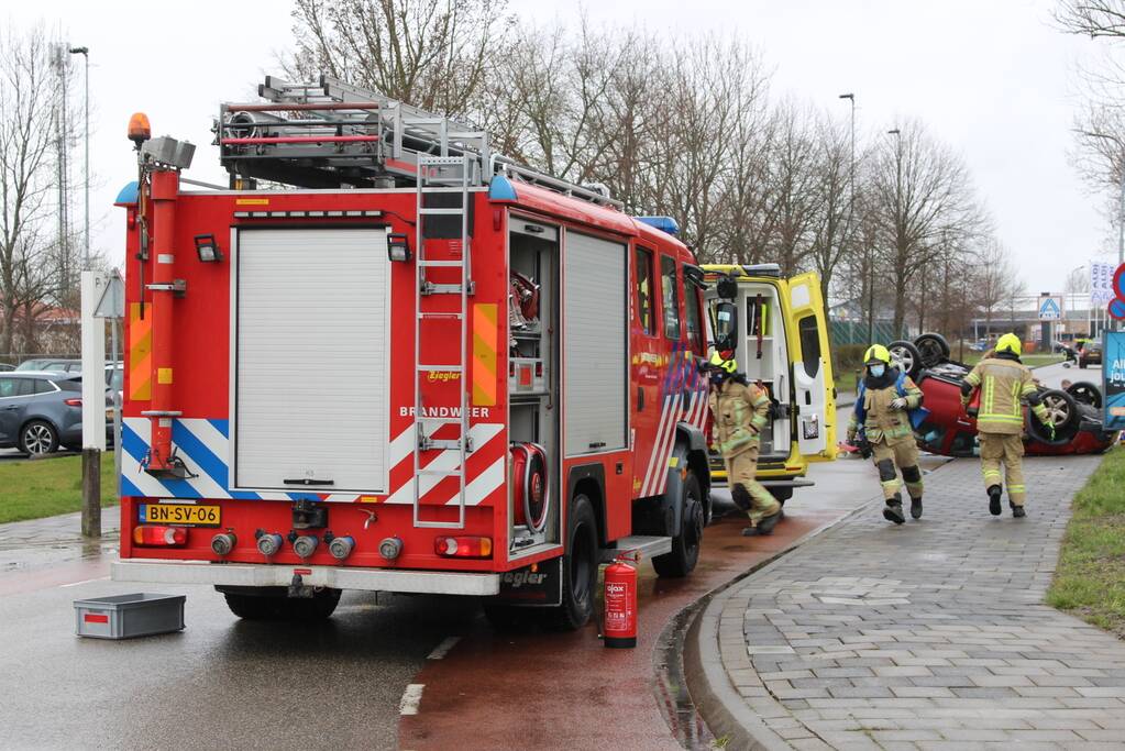 Auto belandt op zijn kop, bestuurder ernstig gewond