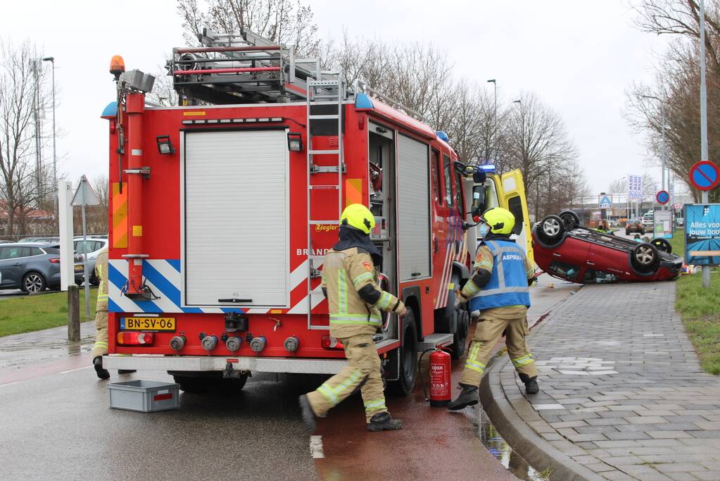 Auto belandt op zijn kop, bestuurder ernstig gewond