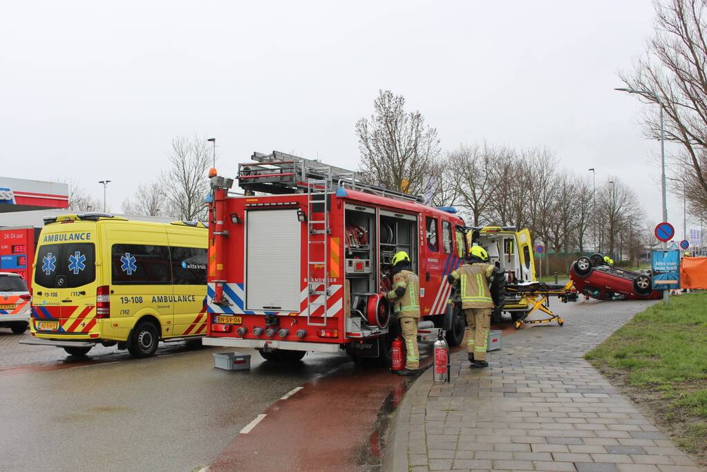Auto belandt op zijn kop, bestuurder ernstig gewond