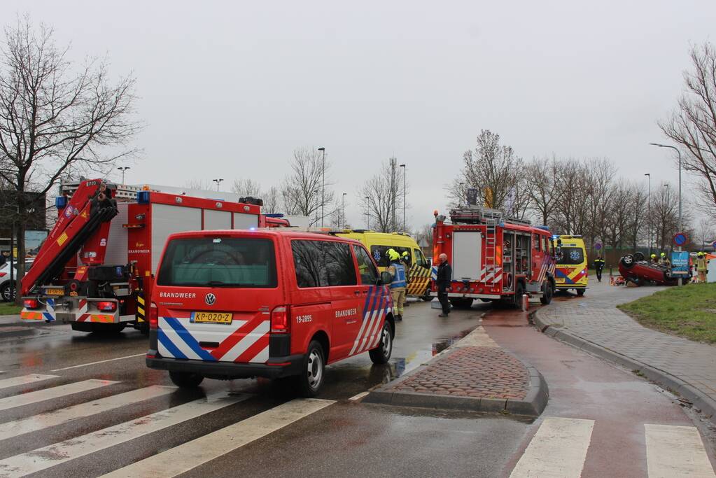 Auto belandt op zijn kop, bestuurder ernstig gewond