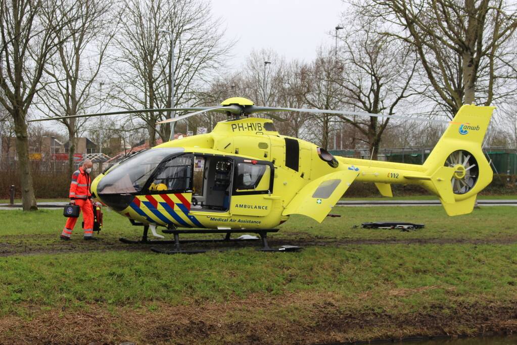 Auto belandt op zijn kop, bestuurder ernstig gewond