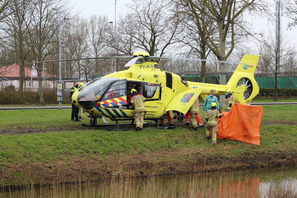 Auto belandt op zijn kop, bestuurder ernstig gewond