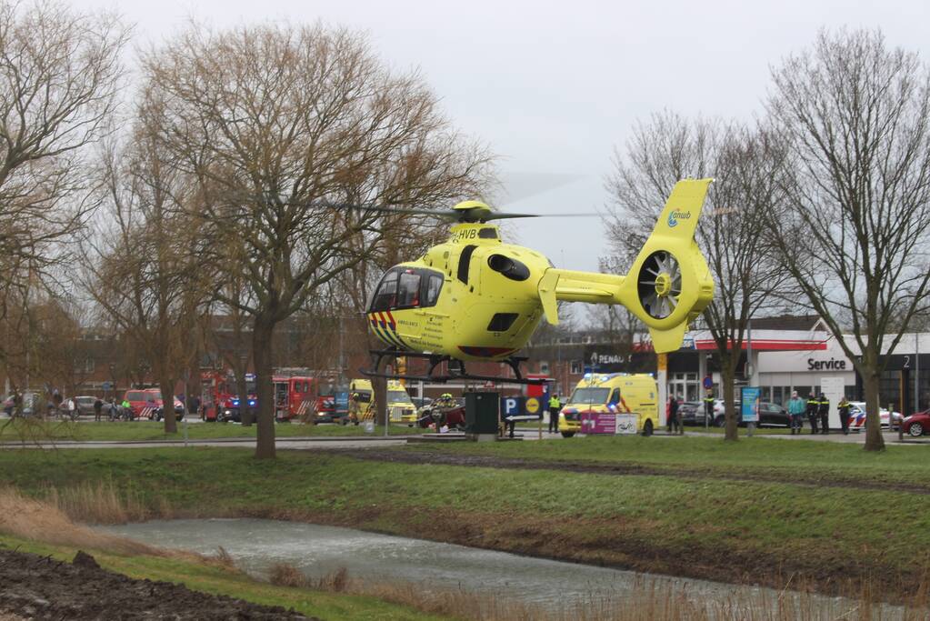 Auto belandt op zijn kop, bestuurder ernstig gewond