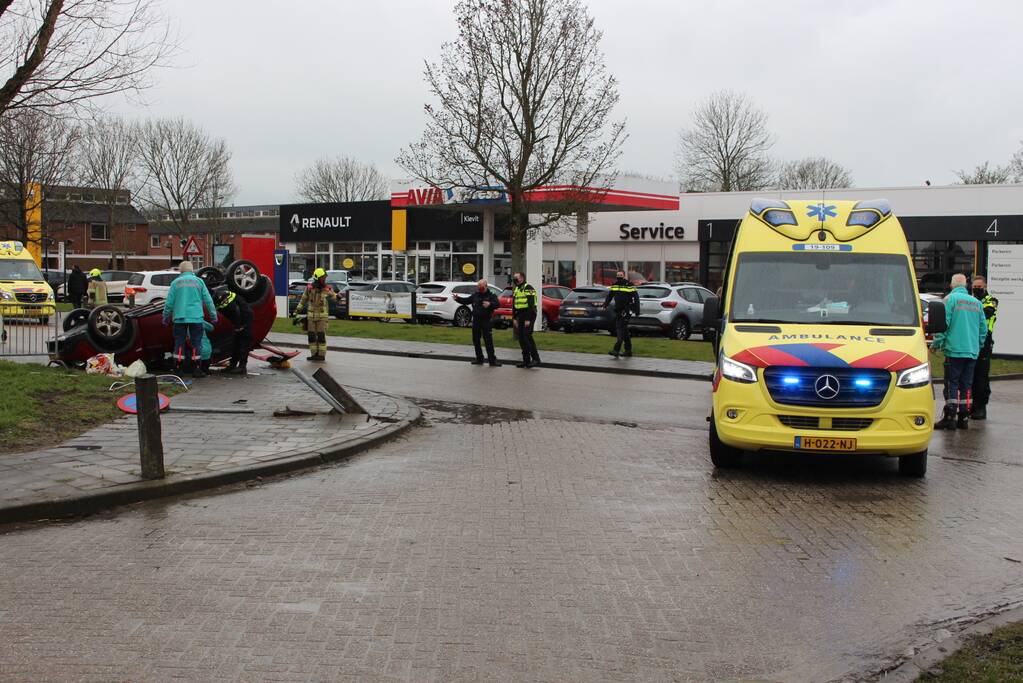 Auto belandt op zijn kop, bestuurder ernstig gewond