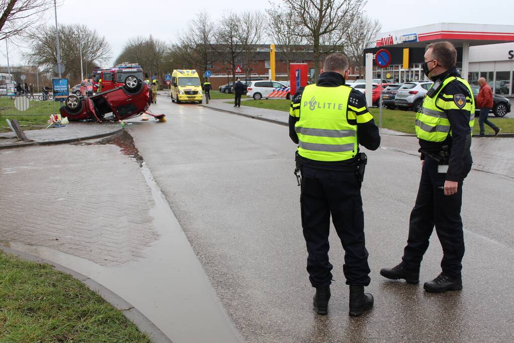 Auto belandt op zijn kop, bestuurder ernstig gewond
