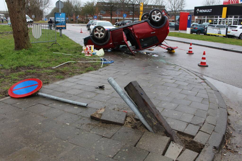 Auto belandt op zijn kop, bestuurder ernstig gewond