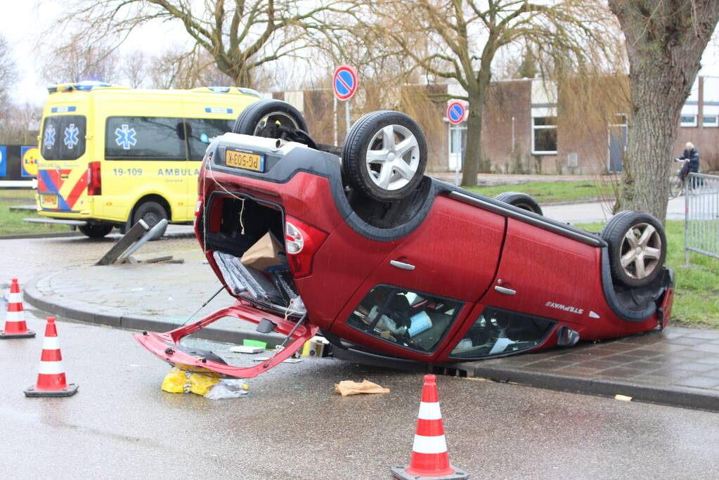 Auto belandt op zijn kop, bestuurder ernstig gewond