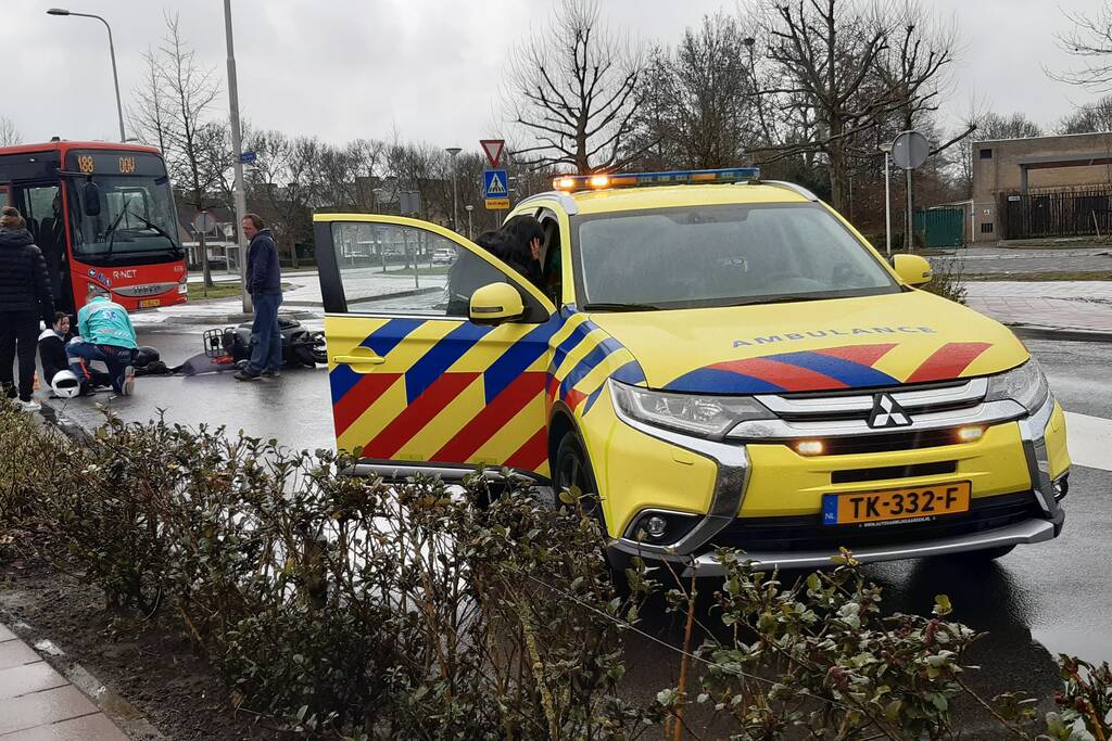 Opzittenden brommer gaan onderuit op wegdek