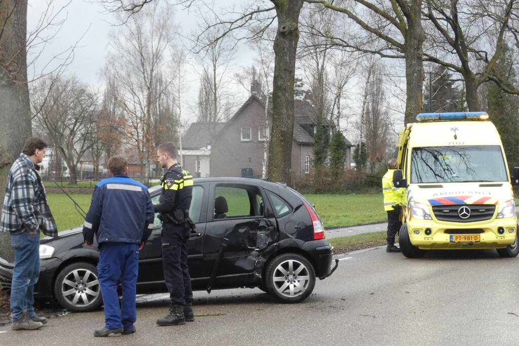 Auto botst op boom