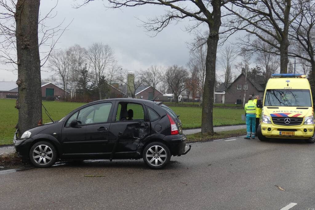Auto botst op boom