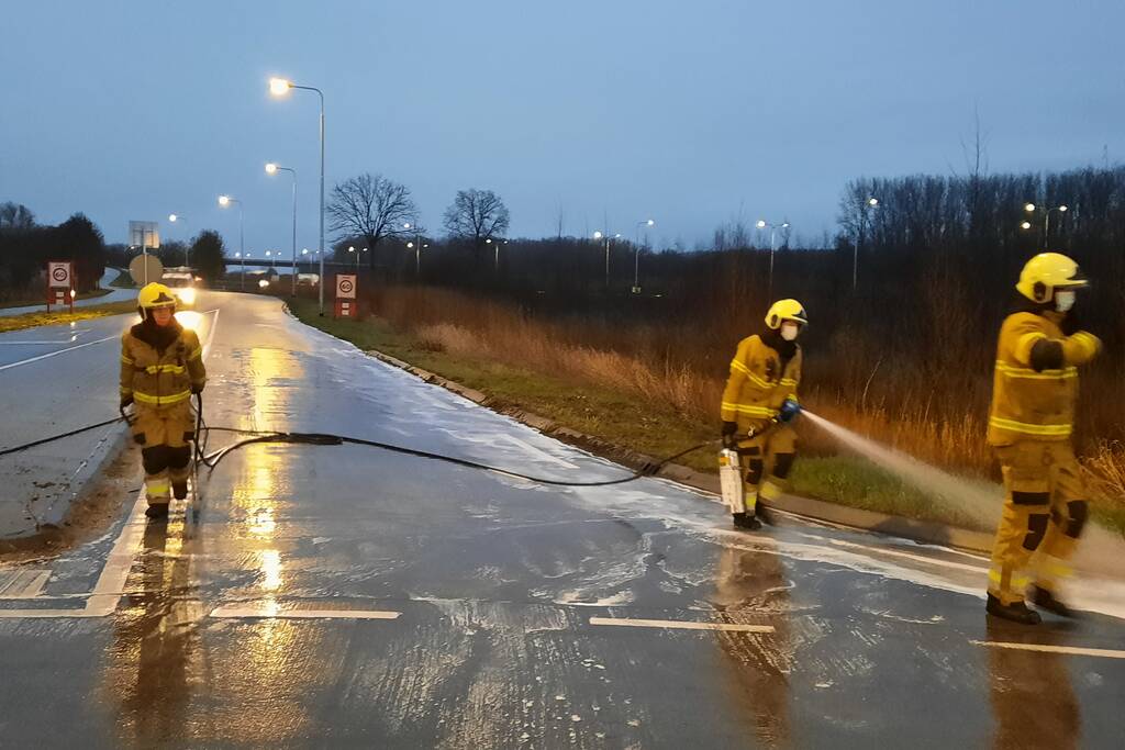 Brandweer reinigt wegdek door oliespoor
