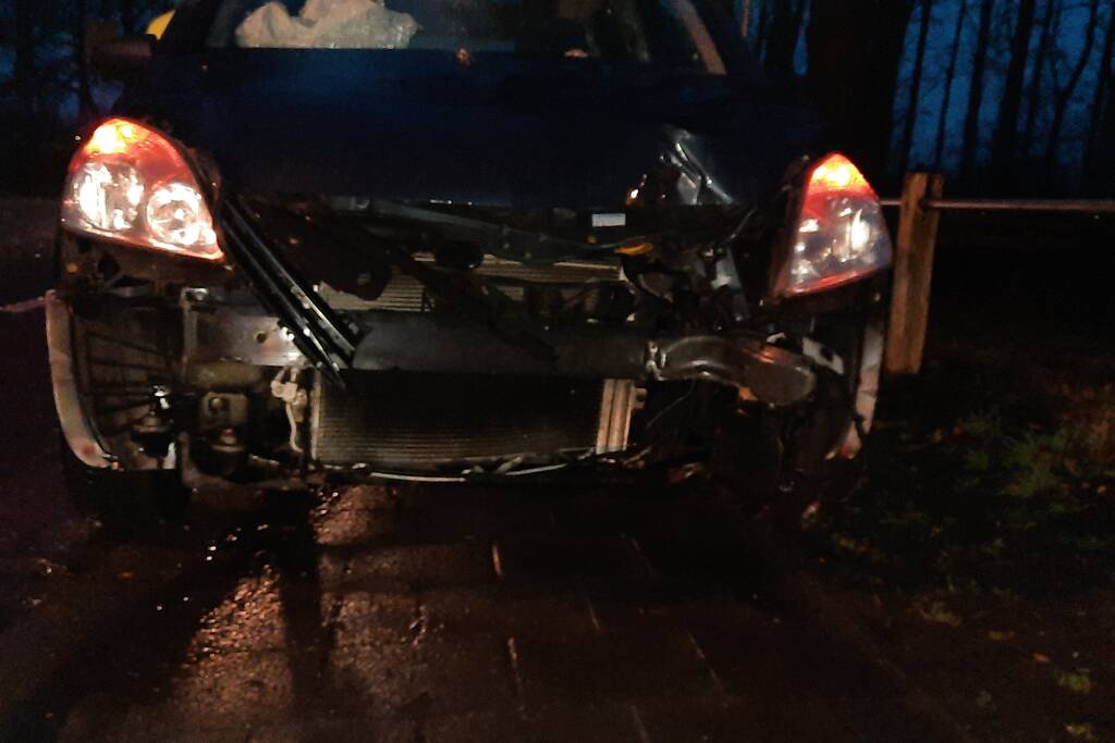 Brandweer reinigt wegdek door oliespoor