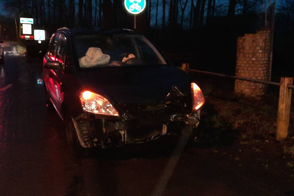 Brandweer reinigt wegdek door oliespoor