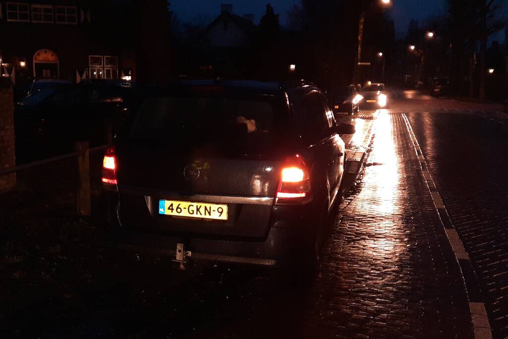 Brandweer reinigt wegdek door oliespoor