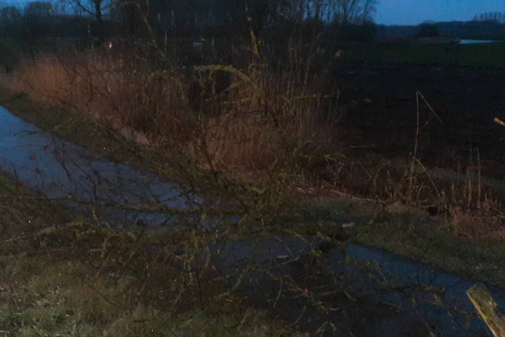 Brandweer reinigt wegdek door oliespoor