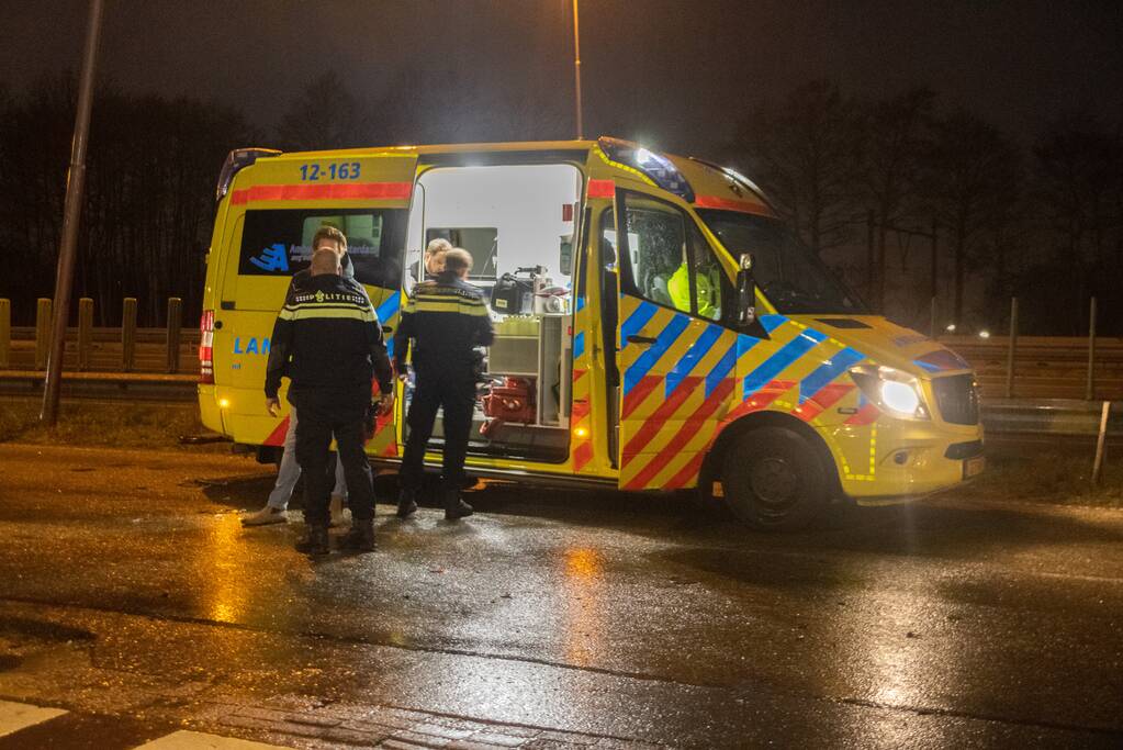 Auto belandt in sloot na aanrijding met bestelbus