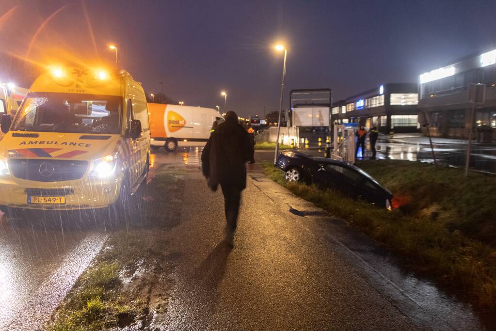 Auto belandt in sloot na aanrijding met bestelbus