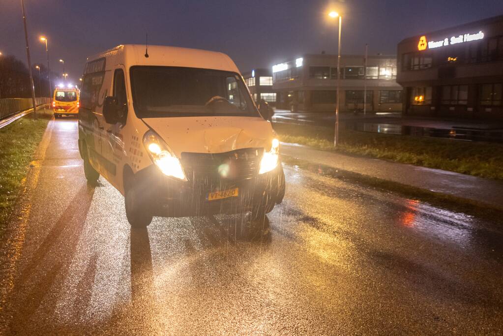 Auto belandt in sloot na aanrijding met bestelbus