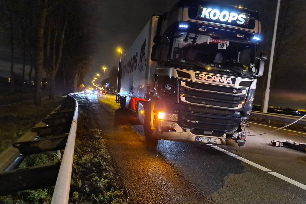Vrachtwagen schaart en neemt vangrail mee