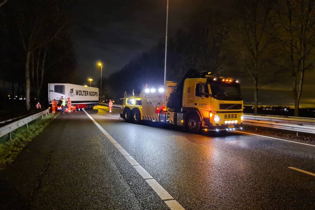 Vrachtwagen schaart en neemt vangrail mee