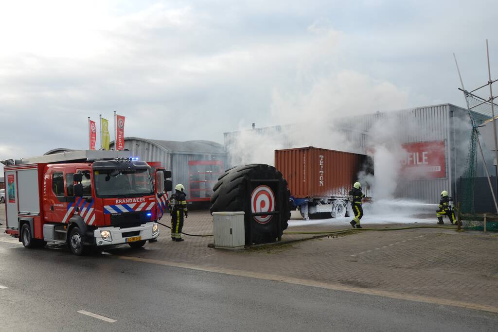 Oplegger met zeecontainer vliegt in brand