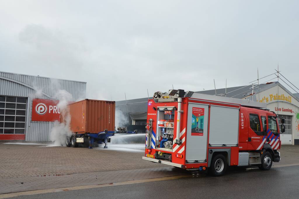 Oplegger met zeecontainer vliegt in brand