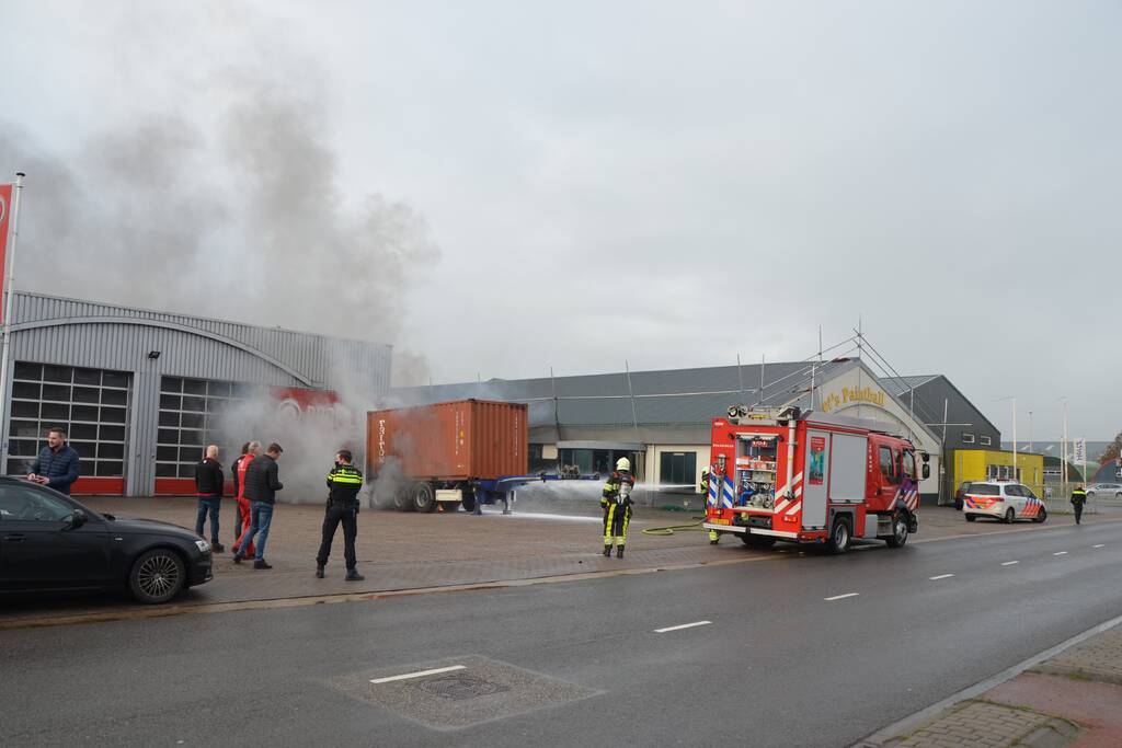 Oplegger met zeecontainer vliegt in brand