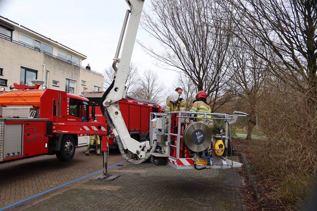 Gevaarlijk hangende tak door brandweer verwijderd