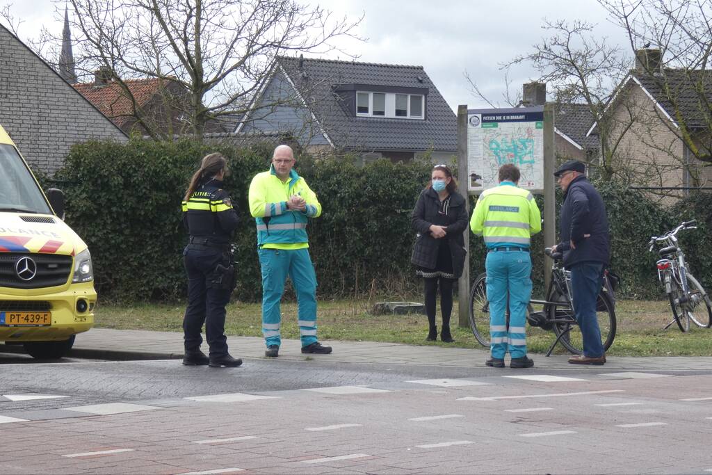 Overstekende fietser botst met auto