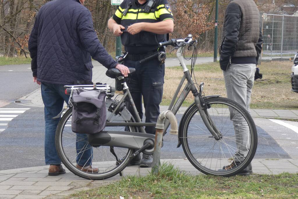Overstekende fietser botst met auto