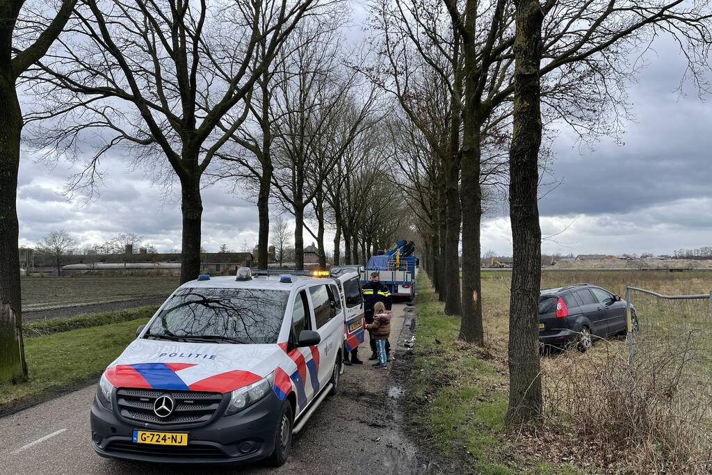 Auto belandt in greppel na botsing met vrachtwagen