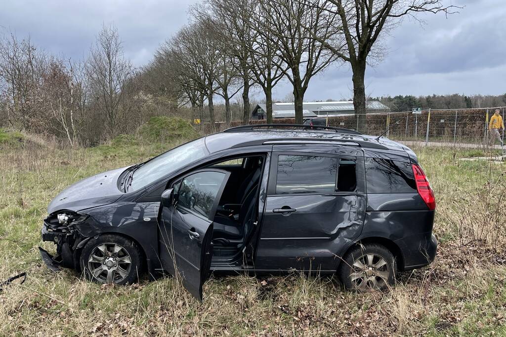 Auto belandt in greppel na botsing met vrachtwagen