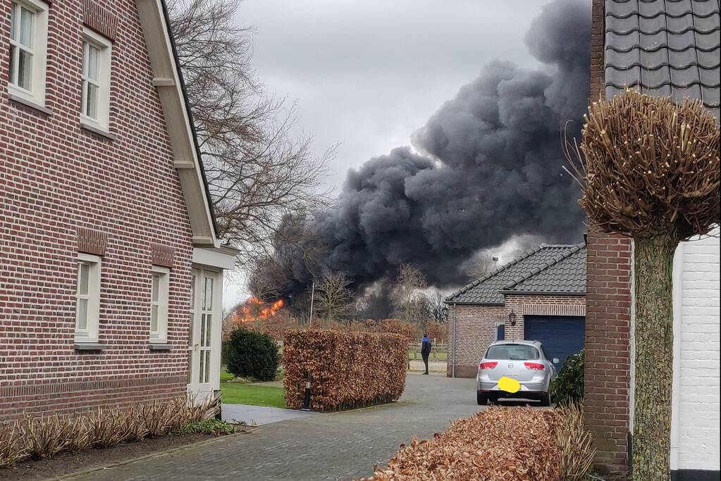 Enorme brand in loods met caravans