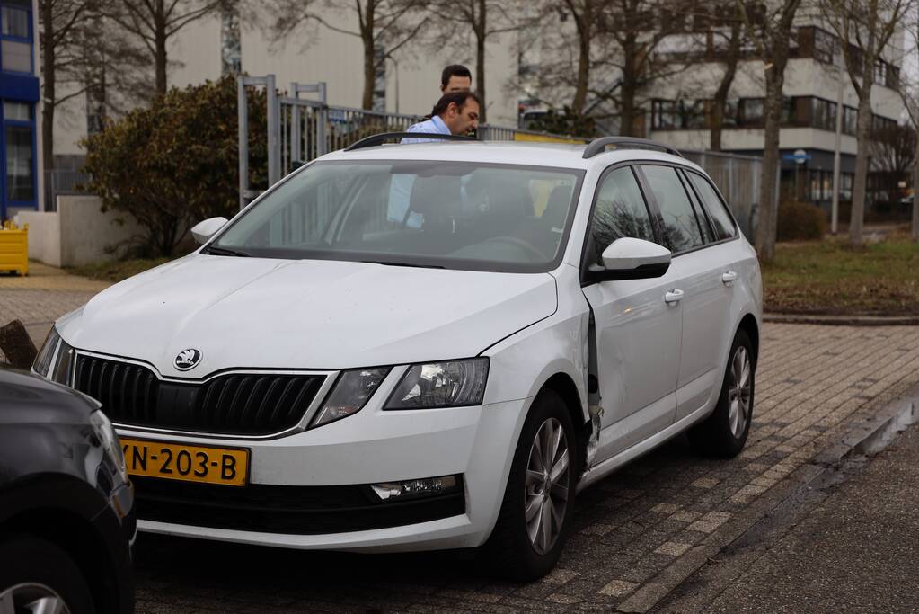 E-biker botst op spatbord van auto