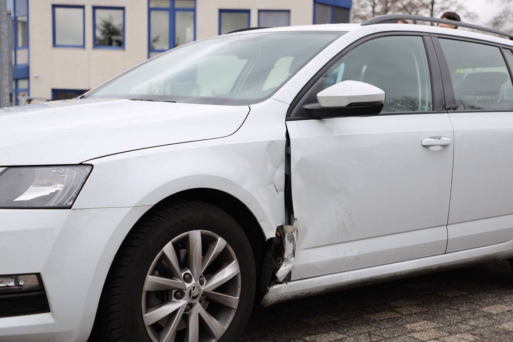 E-biker botst op spatbord van auto